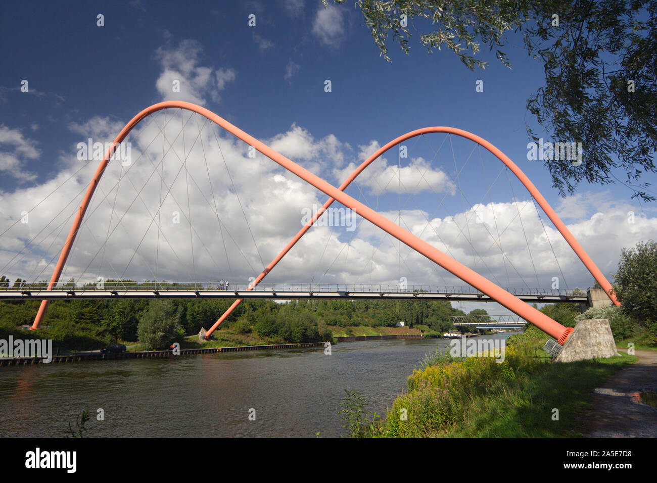Una straordinaria sospensione ponte che attraversa un canale. Foto Stock