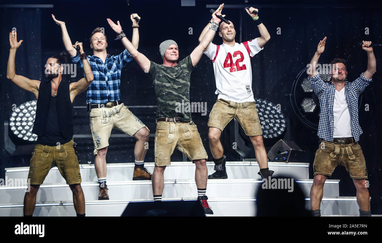 19 ottobre 2019, Baden-Wuerttemberg, Stoccarda: la band voXXclub esegue al 'Schlagernacht des Jahres' nel alla Hanns-Martin-Schleyer-Halle. Foto: Christoph Schmidt/dpa Foto Stock