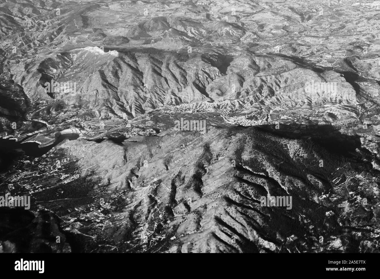 Vista aerea dal piano sul panorama delle montagne di alp e colline ridge. Picco di montagna di rocce coperte da nuvole e nebbia. Vista da sopra Foto Stock