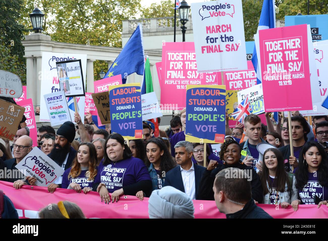 Il voto popolare anti-Brexit marzo nel centro di Londra il giorno il Parlamento europeo si è riunito per la loro seduta di sabato il 19 ottobre 2019, Foto Stock