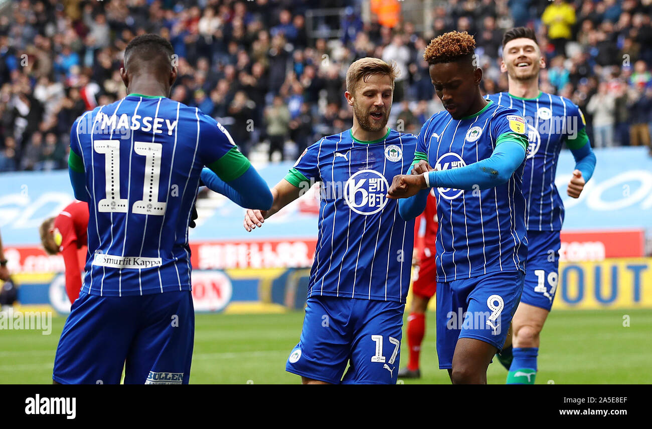 Wigan Athletic's Jamal Lowe (destra) punteggio celebra il suo lato del primo obiettivo del gioco durante il cielo di scommessa match del campionato al DW Stadium, Wigan. Foto Stock