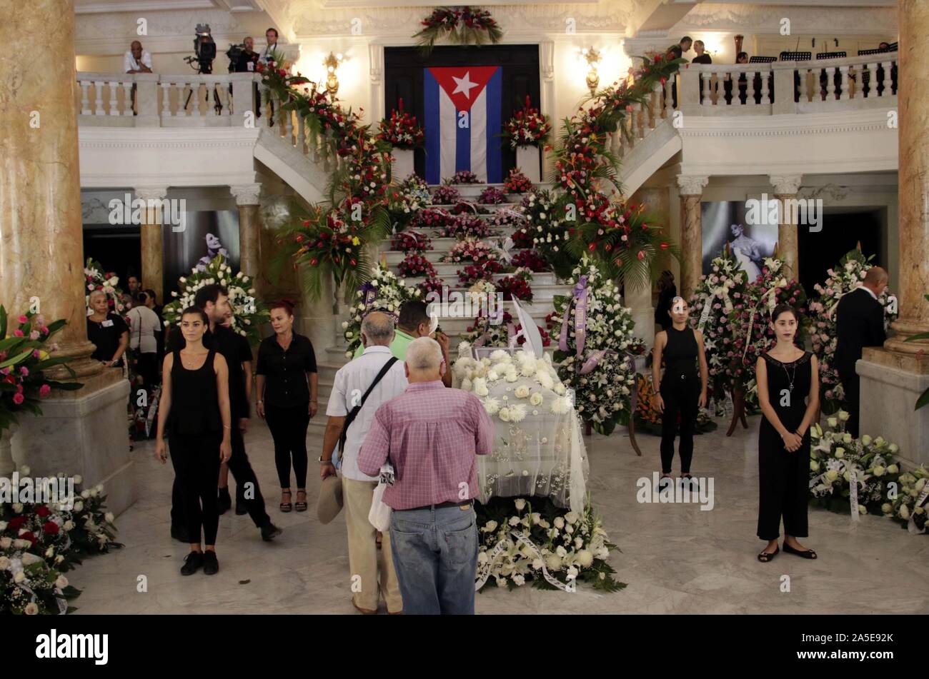 (191020) -- L'AVANA, 20 ott. 2019 (Xinhua) -- La gente paga final rispetto a Cuba il prima ballerina Alicia Alonso presso il Gran Teatro dell'Avana "Alicia Alonso' a l'Avana, Cuba, Ott. 19, 2019. Oltre 20.000 i cubani ha detto addio il sabato alla famosa ballerina Alicia Alonso, morto due giorni fa in età di 98. Persone hanno pagato rispetto finale di Alonso a l'Avana del Grand Theatre " Alicia Alonso' che è chiamato dopo la ballerina e coreografa per evidenziare il suo contributo per il cubano di arte e cultura. (Foto di Joaquin Hernandez/Xinhua) Foto Stock