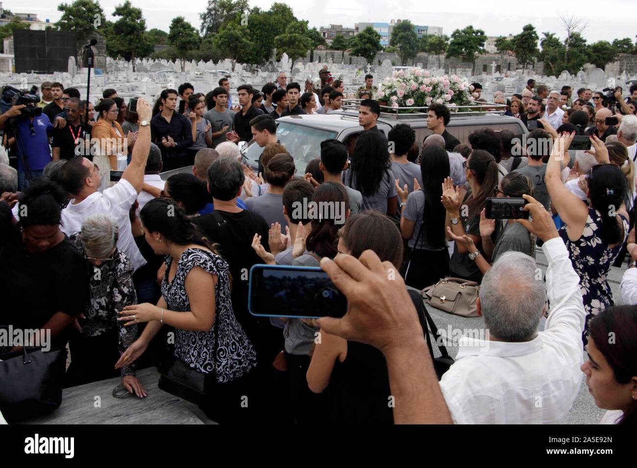 (191020) -- L'AVANA, 20 ott. 2019 (Xinhua) -- Il funebre di Cuba il prima ballerina Alicia Alonso arriva presso il cimitero di Colon a l'Avana, Cuba, Ott. 19, 2019. Oltre 20.000 i cubani ha detto addio il sabato alla famosa ballerina Alicia Alonso, morto due giorni fa in età di 98. Persone hanno pagato rispetto finale di Alonso a l'Avana del Grand Theatre " Alicia Alonso' che è chiamato dopo la ballerina e coreografa per evidenziare il suo contributo per il cubano di arte e cultura. (Foto di Joaquin Hernandez/Xinhua) Foto Stock