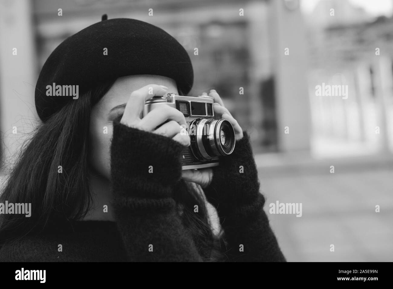 Donna in hat holding retrò fotocamera. Fotografo rendendo le immagini Foto Stock