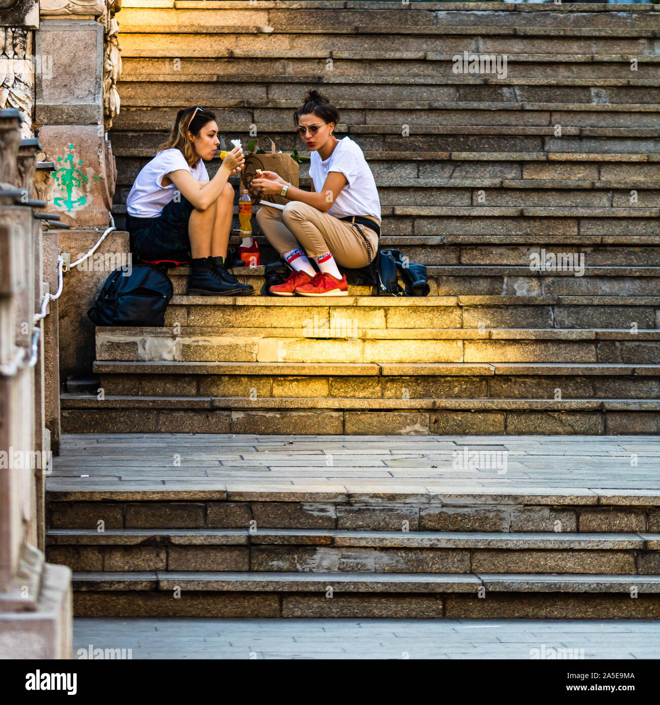 Le ragazze a pranzo su per le scale nella città vecchia di Bucarest, Romania, 2019 Foto Stock