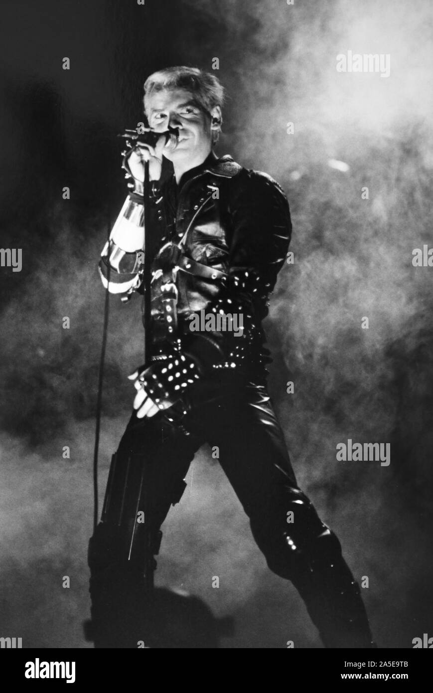 Gary Numan sul palco durante il 1983 Warrior Tour. Foto Stock