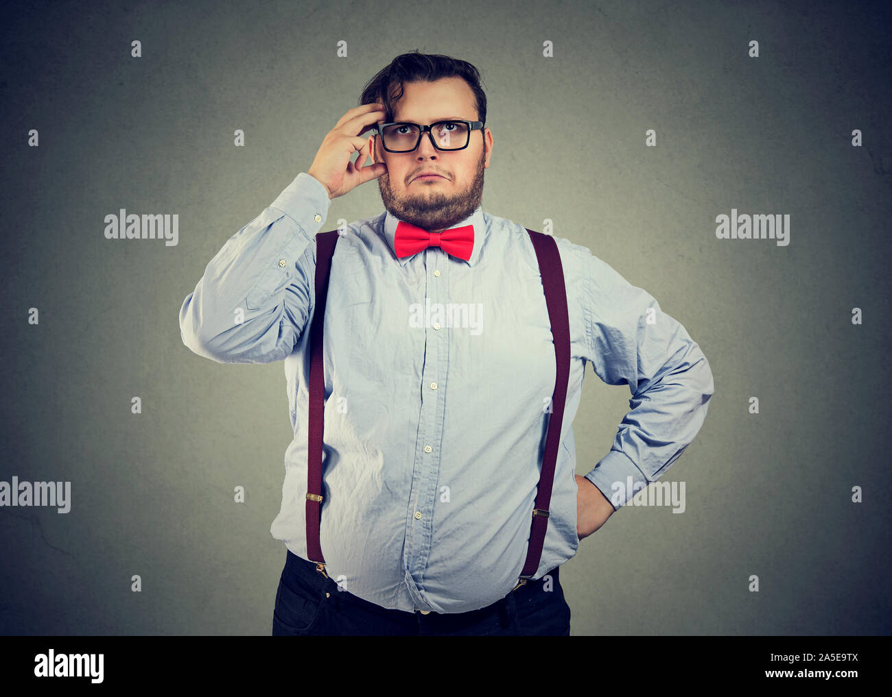 Ritratto di un pensiero confuso paffuto uomo d affari cercando Foto Stock
