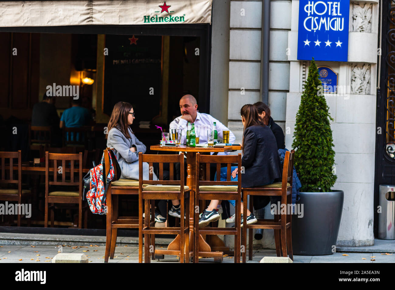 I turisti con birre al Gambrinus bar nel centro storico di Bucarest, Romania, 2019 Foto Stock
