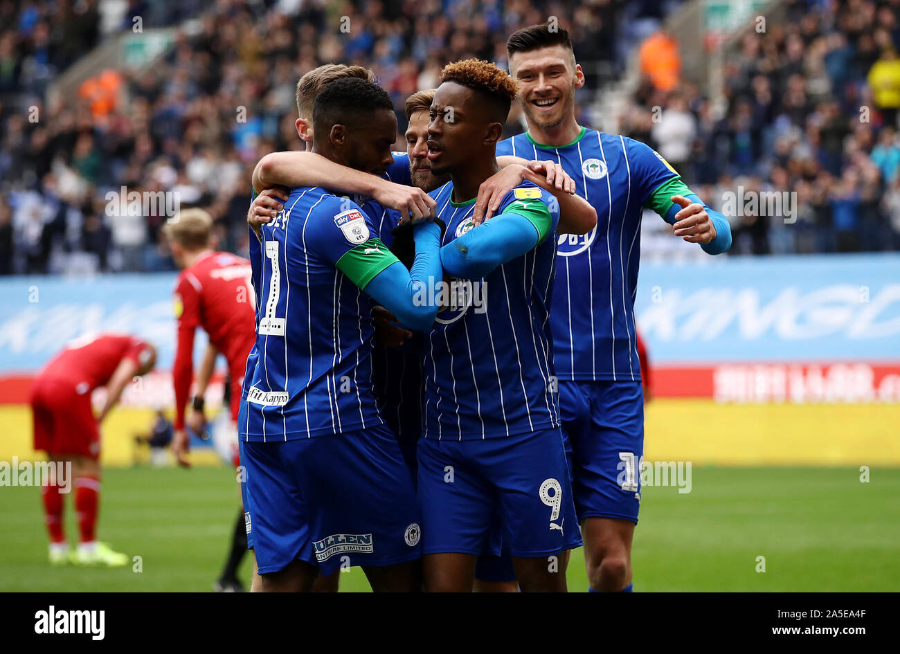 Wigan Athletic's Jamal Lowe punteggio celebra il suo lato del primo obiettivo del gioco durante il cielo di scommessa match del campionato al DW Stadium, Wigan. Foto Stock