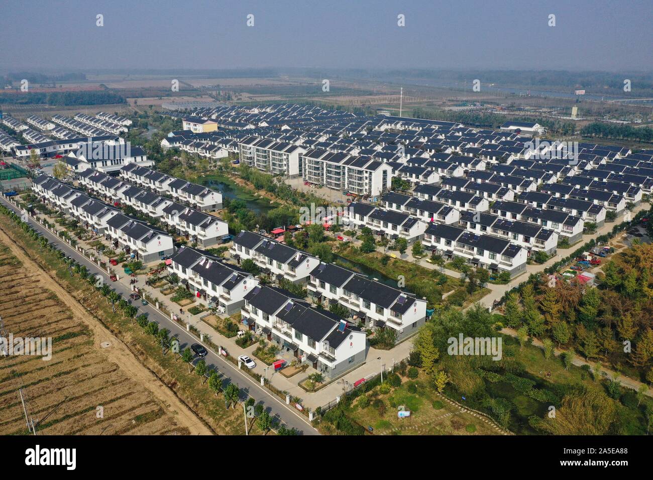 (191020) -- SUINING, 20 ott. 2019 (Xinhua) -- Foto aeree prese su 20 ott. 2019 mostra Gaodang villaggio della contea di Suining nella città di Xuzhou, est cinese della provincia di Jiangsu. Villaggio Gaodang ha in questi ultimi anni è stato impegnato per la regolazione delle strutture industriali e lo sviluppo di e-commerce e il turismo rurale industrie. Il reddito pro capite degli abitanti dei villaggi ha raggiunto 19,670 yuan (circa 2,778 dollari) nel 2018. (Xinhua/Ji Chunpeng) Foto Stock