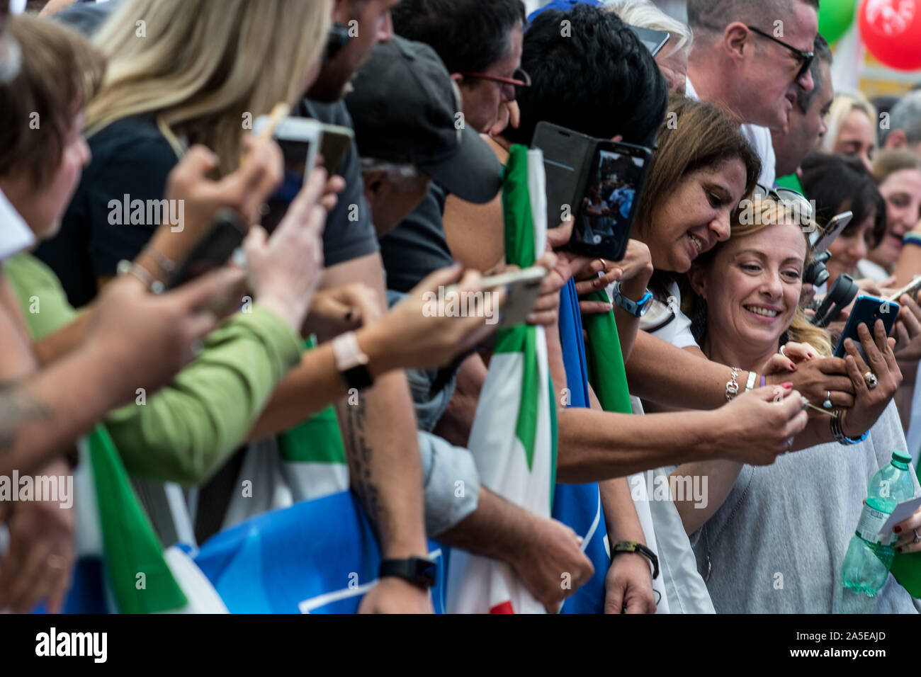 Roma, Italia - 19 ottobre:Il leader dei Fratelli d'Italia Giorgia Meloni onde durante una manifestazione organizzata dalla Lega partito per protestare contro la corrente Foto Stock