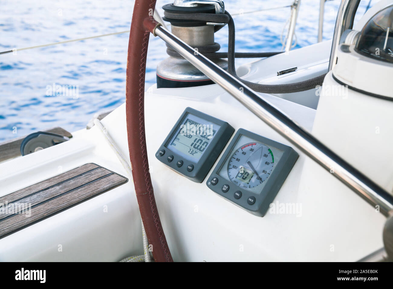 Sailing yacht navication attrezzature, spie luminose del pannello di controllo Foto Stock