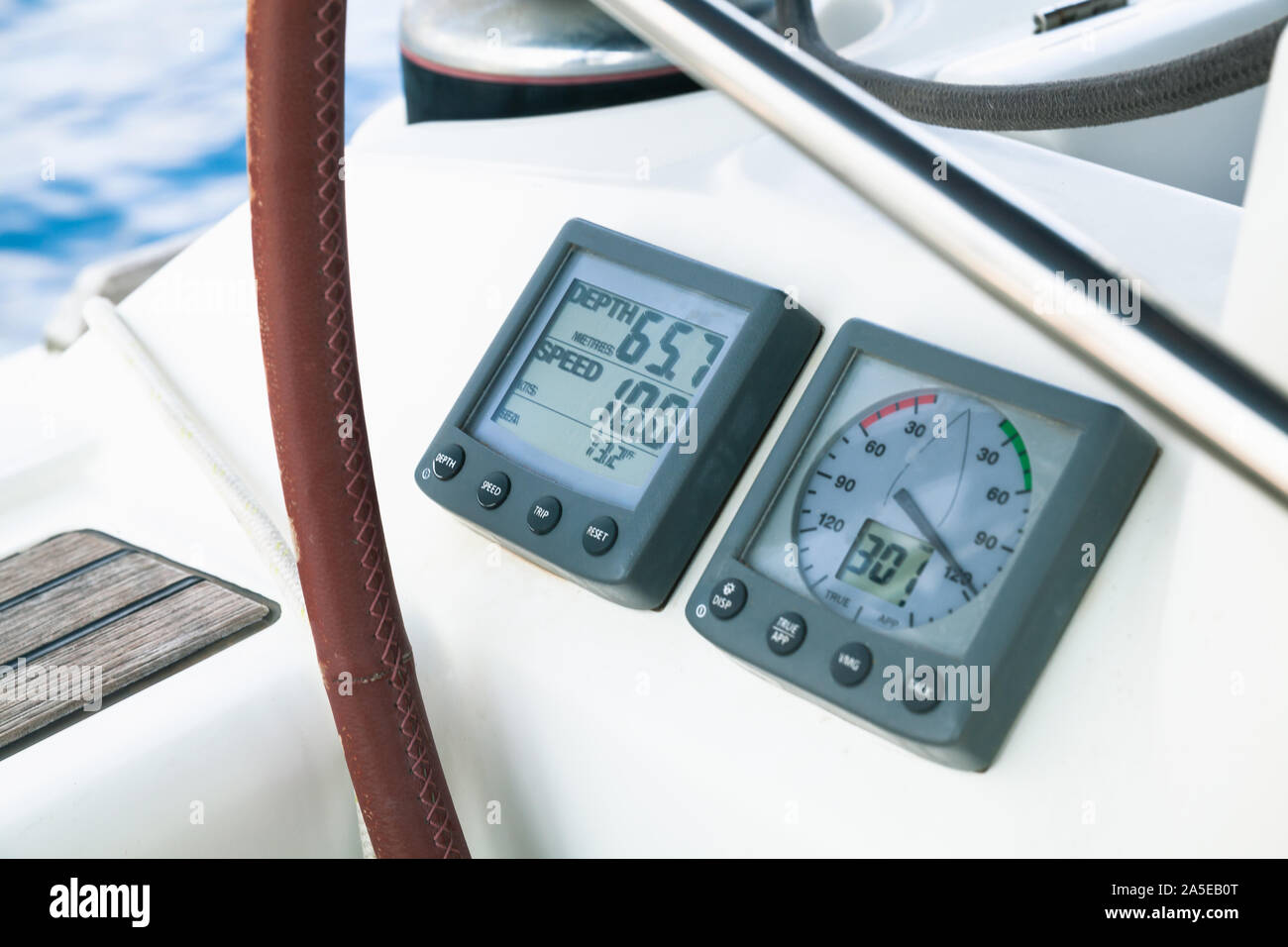 Sailing yacht navication attrezzature, pannello di controllo con il tachimetro, profondità e indicatore del vento Foto Stock