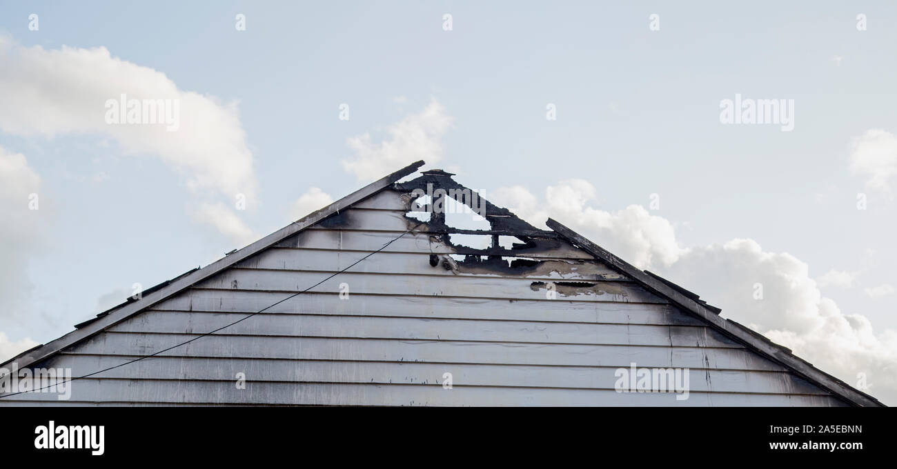 Chiudere fino a un incendio danneggiato edificio di legno Foto Stock