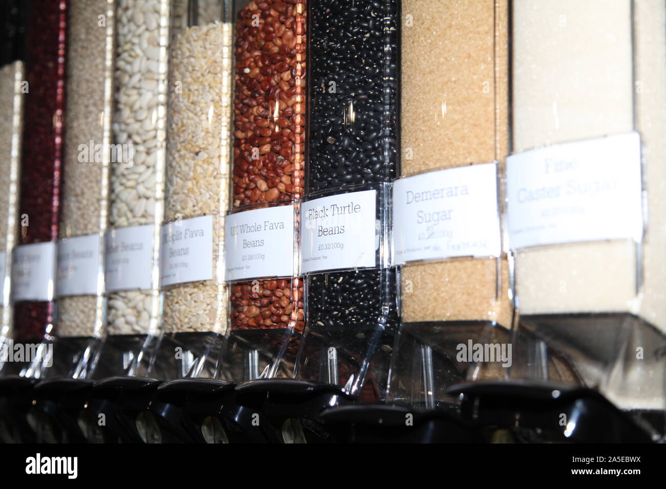 Libero di plastica servizi shopping, alimentare gli articoli in vendita nel negozio senza imballaggio, zero rivenditore di plastica, 2019 Foto Stock