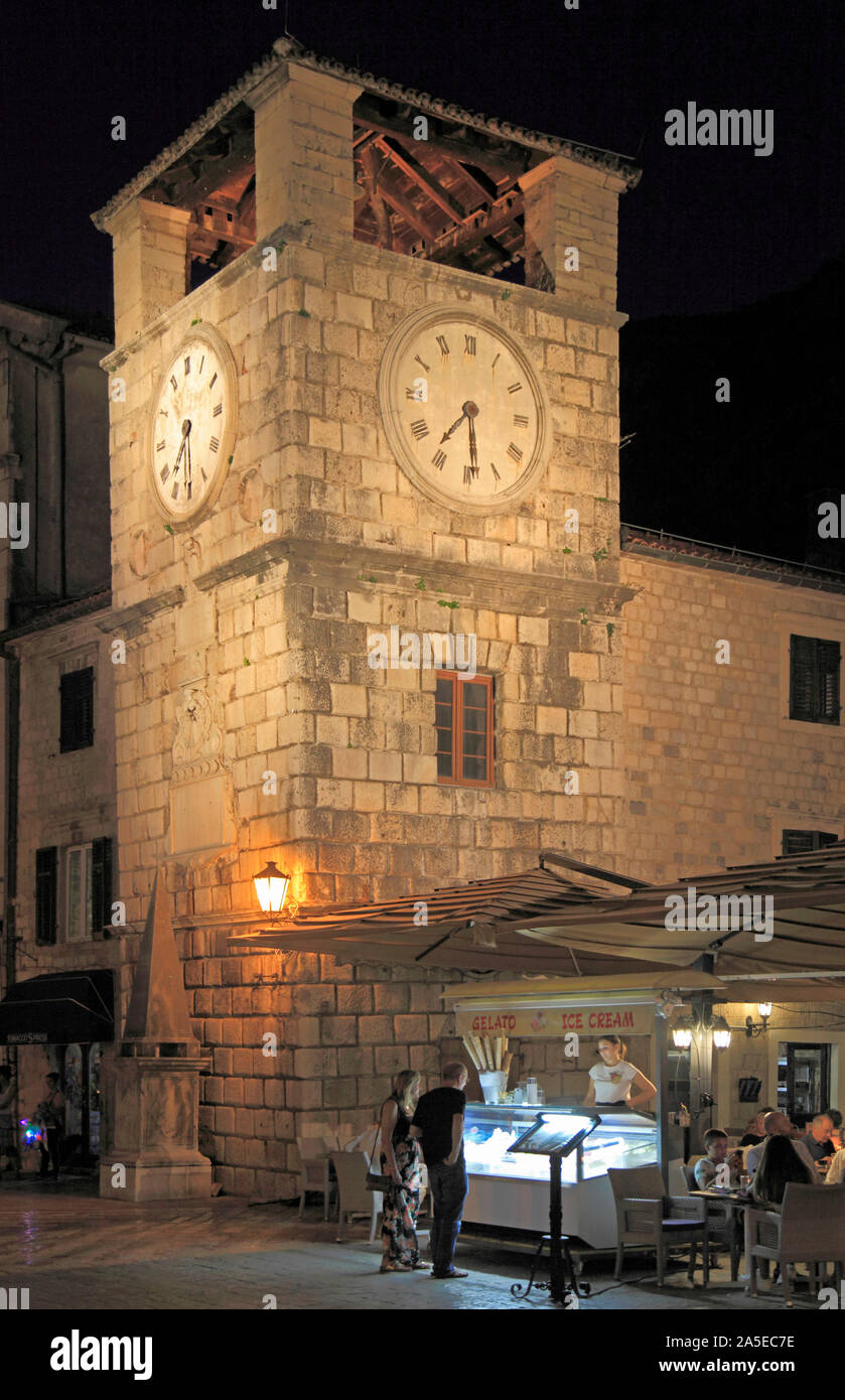 Montenegro Cattaro, Clock Tower, scene di strada, persone Foto Stock