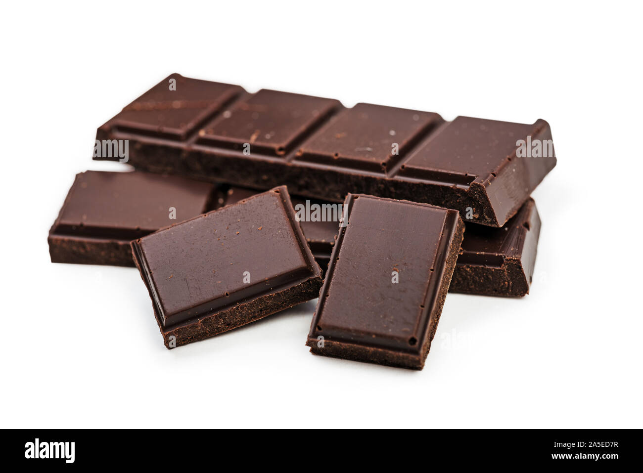 Barra di cioccolato pezzi su sfondo bianco. Tracciato di ritaglio Foto Stock