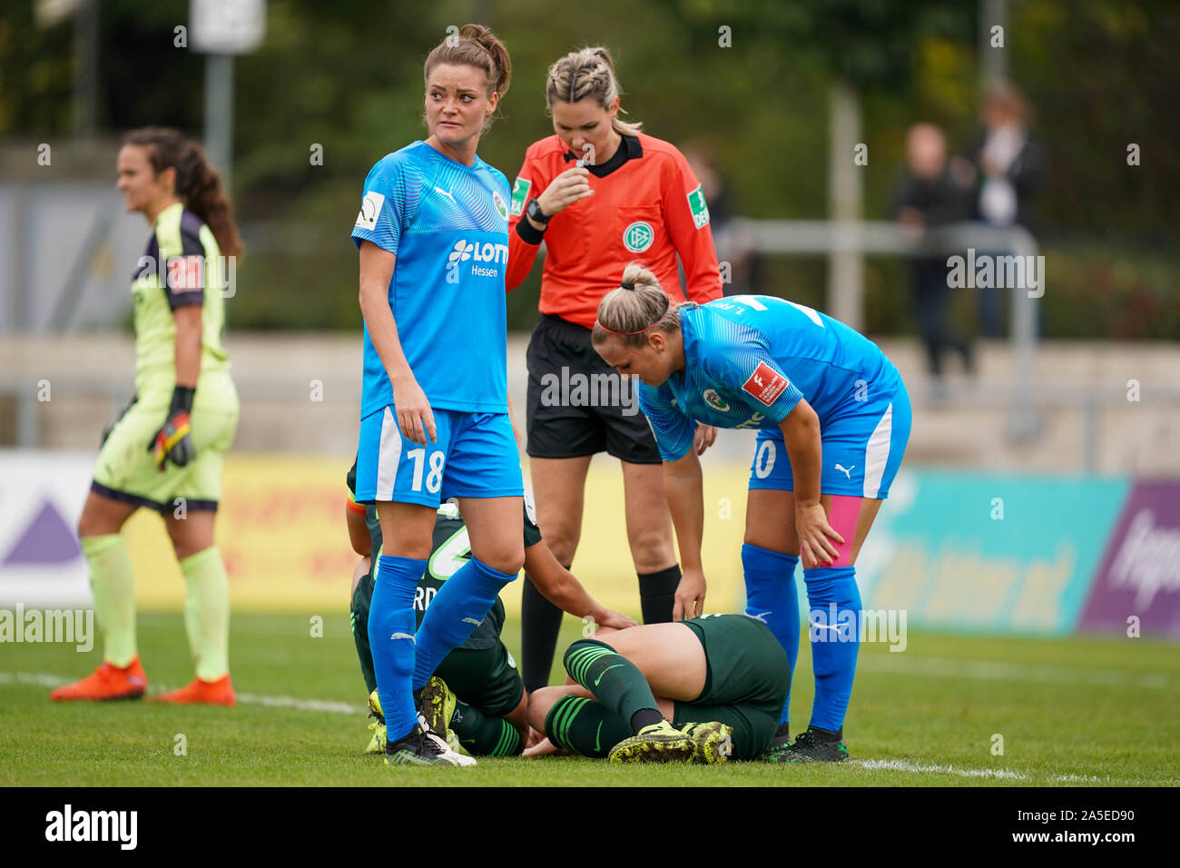 Francoforte, Germania. Xx oct, 2019. Alex Popp di Vfl Wolfsburg ferirsi sul terreno dopo il suo incontro con Laura Störzel di 1. FFC Frankfurt durante la della Lega delle Donne 'Die Liga " partita di calcio tra 1. FFC Francoforte e Vfl Wolfsburg donne a Stadion am Brentanobad su ottobre 20, 2019 a Francoforte in Germania (foto di Daniela Porcelli/SPP) Credito: SPP Sport Stampa foto. /Alamy Live News Foto Stock