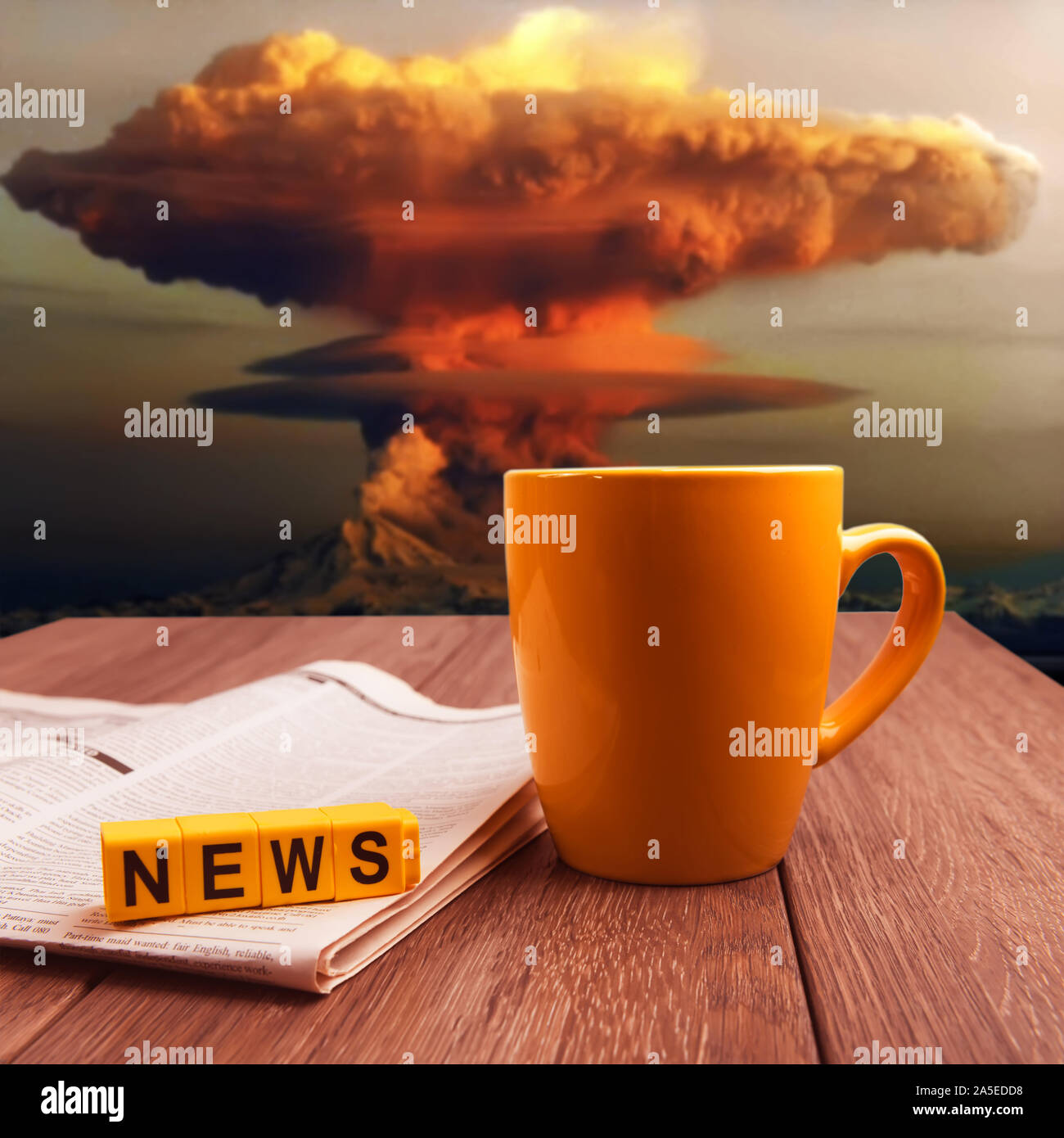 Notizie su bomba nucleare esplosione immagine collage. La tazza di caffè e un giornale sul tavolo di legno a nuke tempo Foto Stock