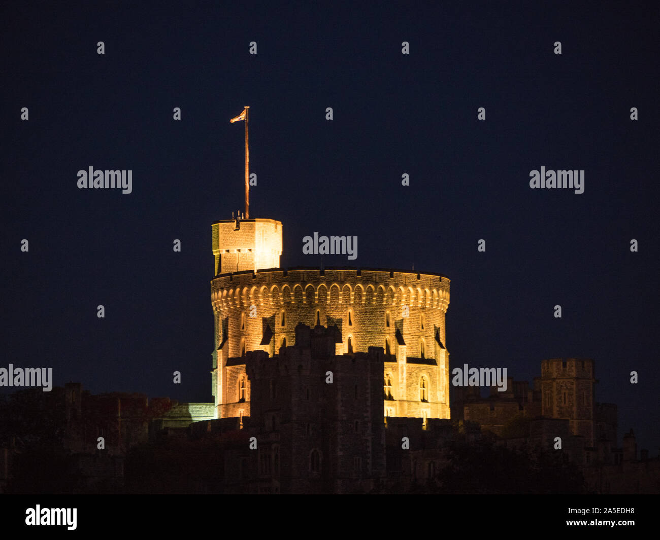Mantenere o Round Tower, di notte, il Castello di Windsor, Windsor, Berkshire, Inghilterra, Regno Unito, GB. Foto Stock