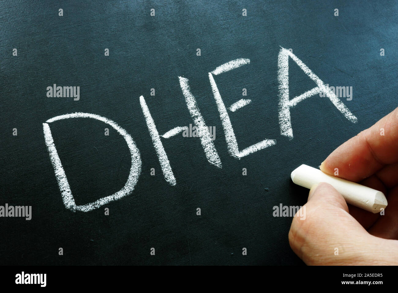 Deidroepiandrosterone ormone DHEA e la formula sulla lavagna. Foto Stock