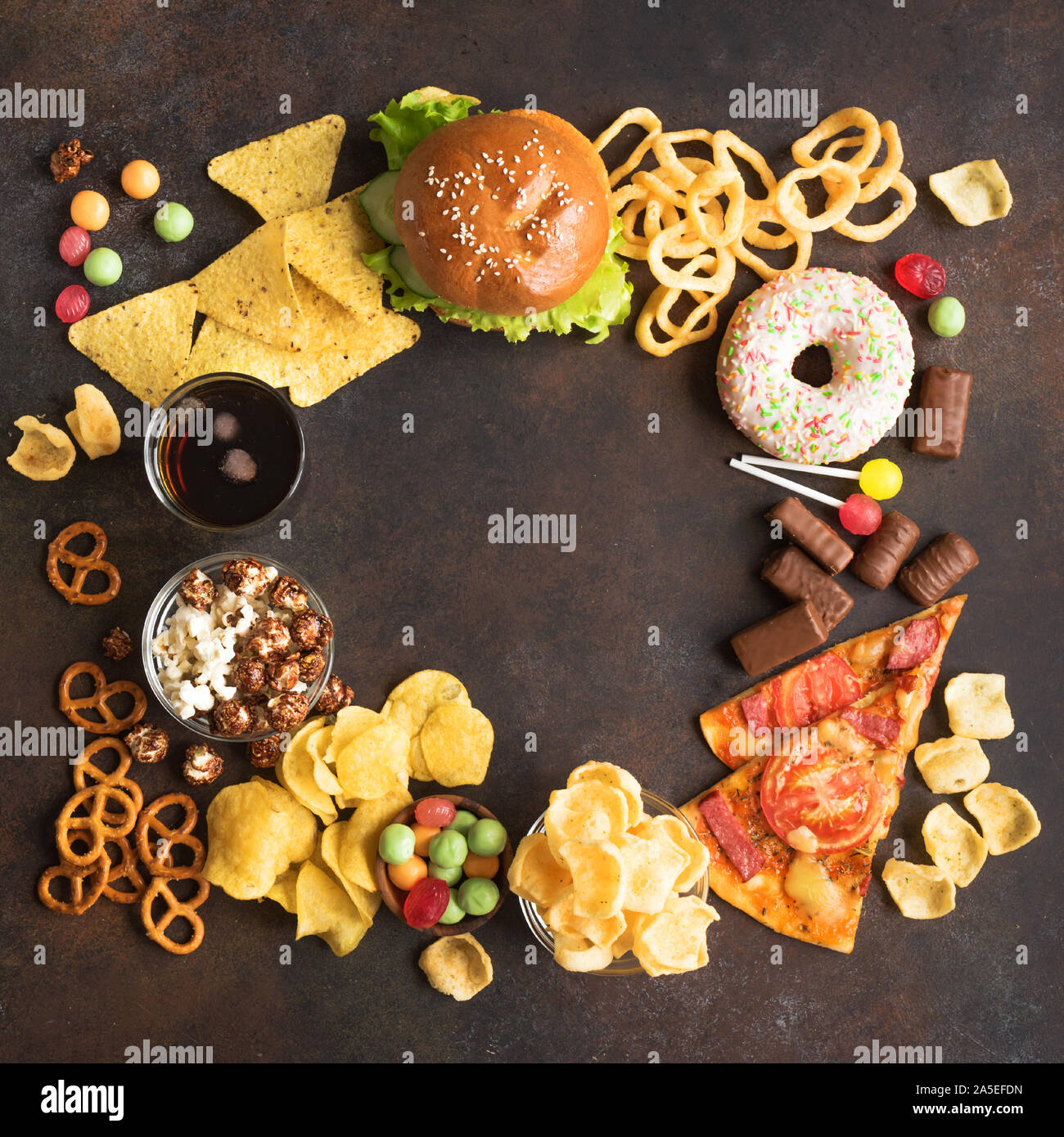 Assortimento di cibo malsano, vista dall'alto, copia dello spazio. Mangiare malsano, junk food concept. Foto Stock