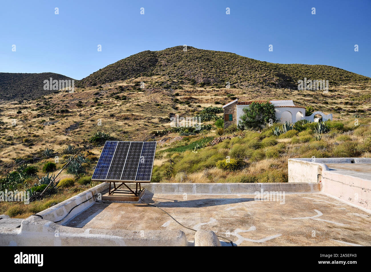 Tetto con pannello solare di Cortijo Los Limones, una tradizionale dimora rurale di Cabo de Gata-Níjar parco naturale (Boca de Los Frailes, Almeria, Spagna) Foto Stock