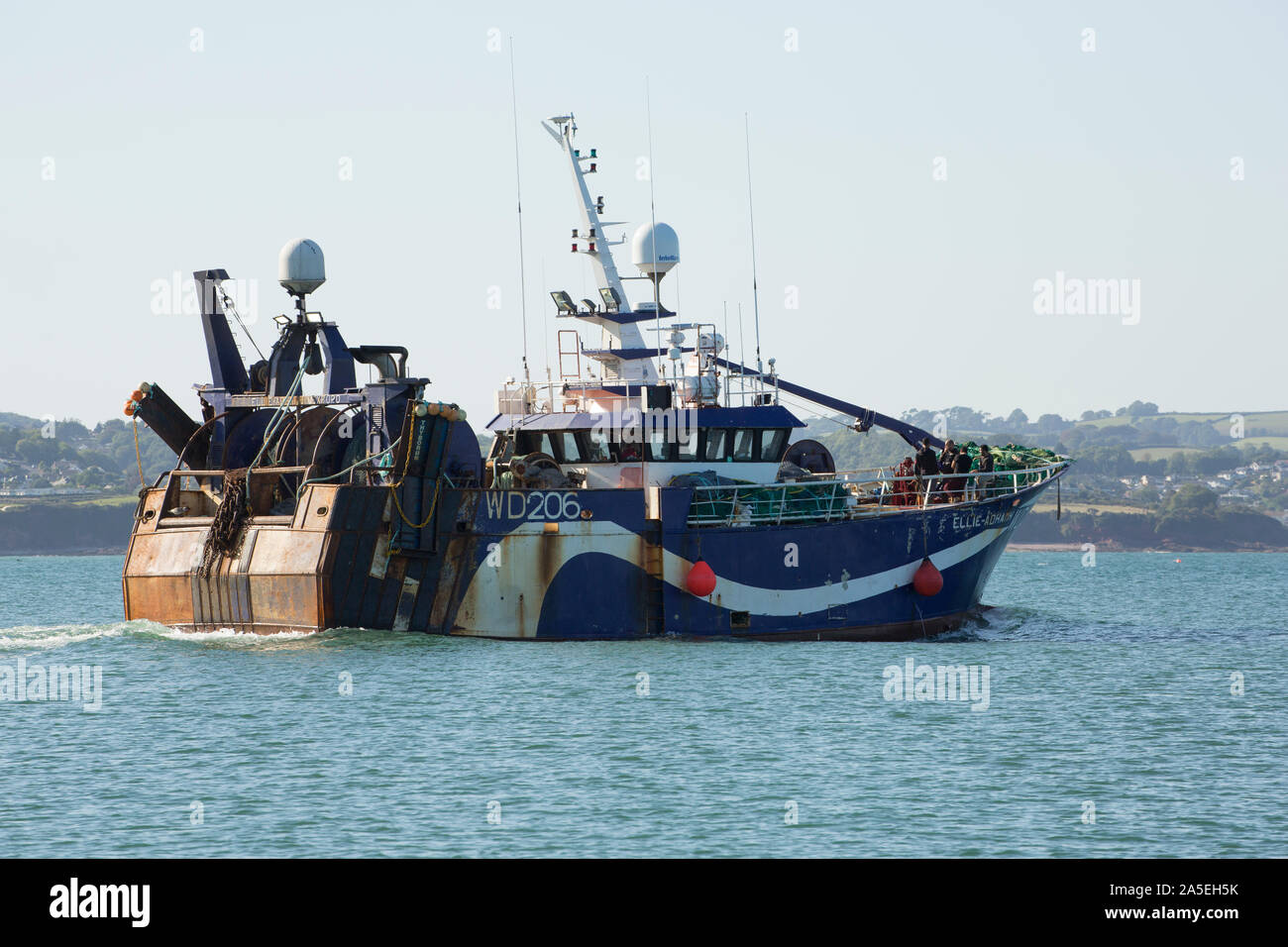 Una barca da pesca lasciando Brixham porta nell'autunno. Brixham è casa di un lage numero di pescherecci e un mercato del pesce. Devon England Regno Unito GB Foto Stock