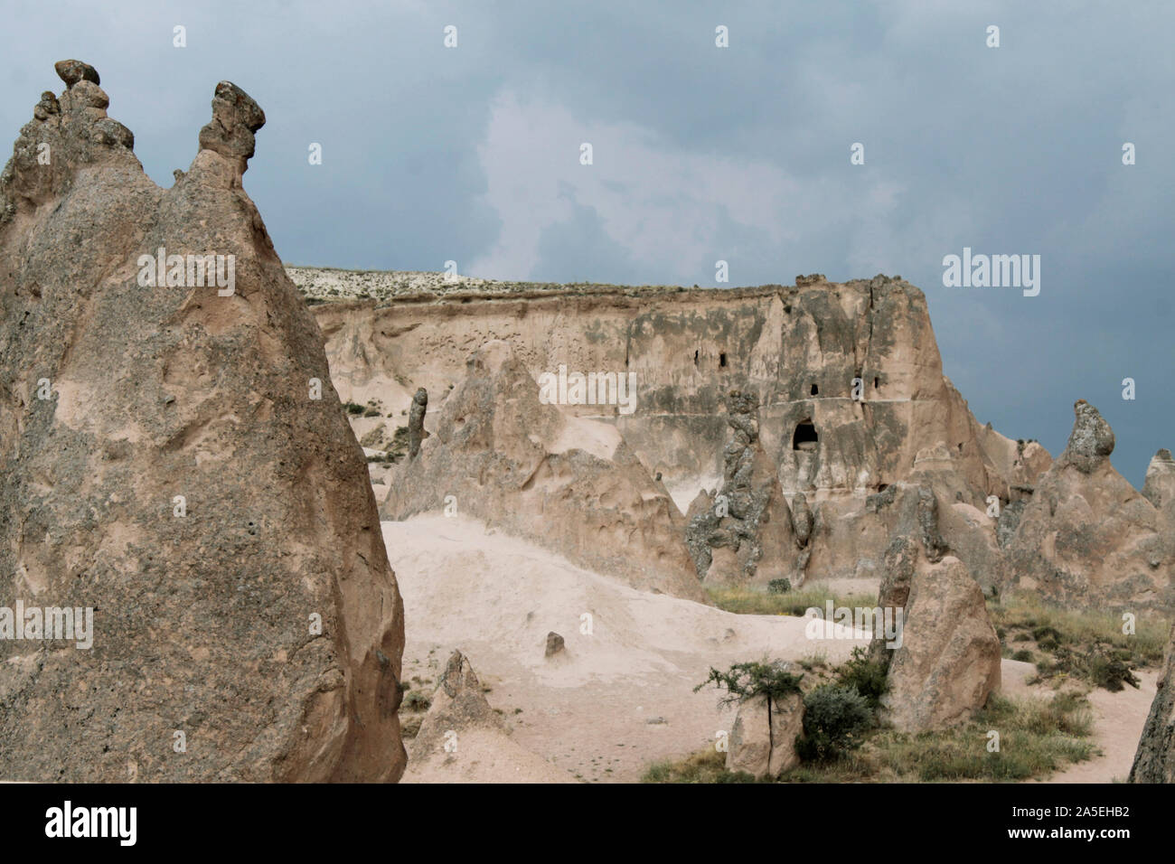 Le colline rocciose di forme diverse in una popolare destinazione di viaggio - Cappadocia, Turchia Foto Stock