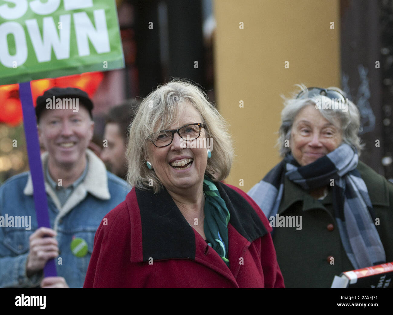 Vancouver, Canada. Xx oct, 2019. Verde canadese leader del Partito Elizabeth può (centro) parla di costituenti di English Bay e sulla Denman Street nel West End di Vancouver, British Columbia, 19 ottobre 2019 nel corso di un giorno di elezione federale di campagna elettorale in Vancouver. Il giorno delle elezioni di ottobre 21, 2019. Foto di Heinz Ruckemann/UPI Credito: UPI/Alamy Live News Foto Stock