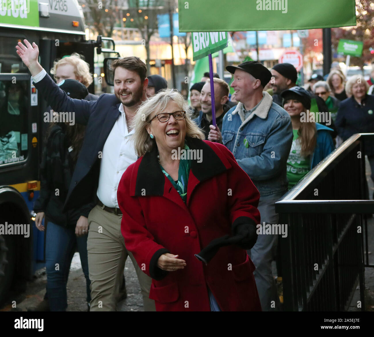 Vancouver, Canada. Xx oct, 2019. Verde canadese leader del Partito Elizabeth Maggio (R) unisce il centro di Vancouver candidato Jesse marrone (L) parlando di costituenti di English Bay e sulla Denman Street nel West End di Vancouver, British Columbia, 19 ottobre 2019 nel corso di un giorno di elezione federale di campagna elettorale in Vancouver. Il giorno delle elezioni di ottobre 21, 2019. Foto di Heinz Ruckemann/UPI Credito: UPI/Alamy Live News Foto Stock