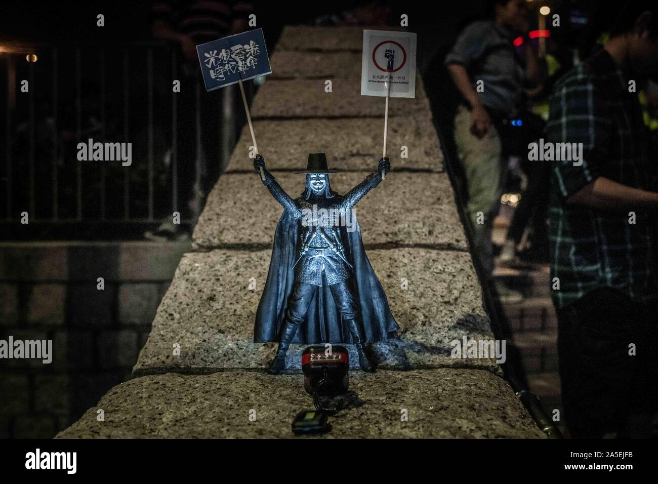 Hong Kong, Cina. Xix oct, 2019. Una bambola con pro-democrazia cartelloni durante la dimostrazione.la gente di Hong Kong chiamata per International SOS e umanità aiuto al posto di Edimburgo, Centrale in una dimostrazione contro l'Anti-mask legge. Hong Kong è chief executive Carrie Lam invocato l uso dei regolamenti di emergenza ordinanza (ERO) consentendo al governo di vietare l'uso di maschere in pubbliche riunioni. Credito: Ivan Abreu/SOPA Immagini/ZUMA filo/Alamy Live News Foto Stock