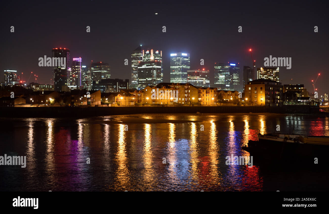 Canary Wharf di notte da Greenwich, Londra Inghilterra REGNO UNITO Foto Stock
