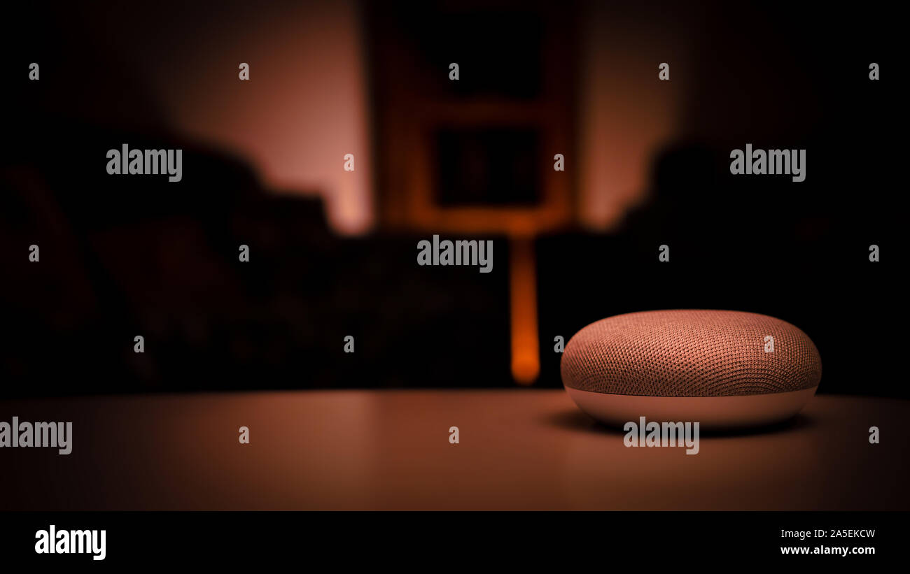 Google Mini Home - Smart Speaker Foto Stock