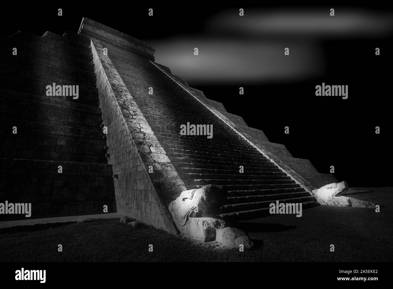 Le scale di El Castillo piramide di Chichen-Itza, Yucatan, Messico. Foto Stock