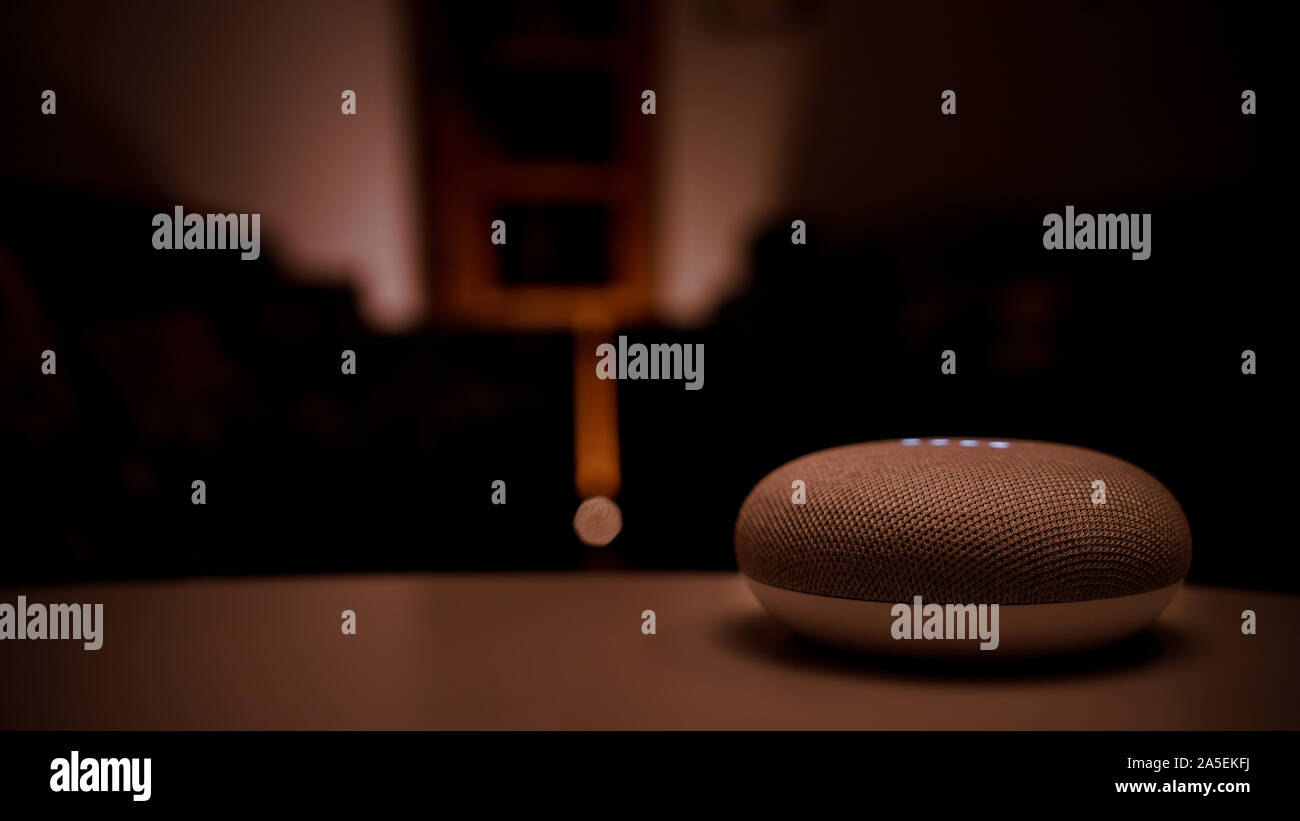 Google Mini Home con luci accese Foto Stock