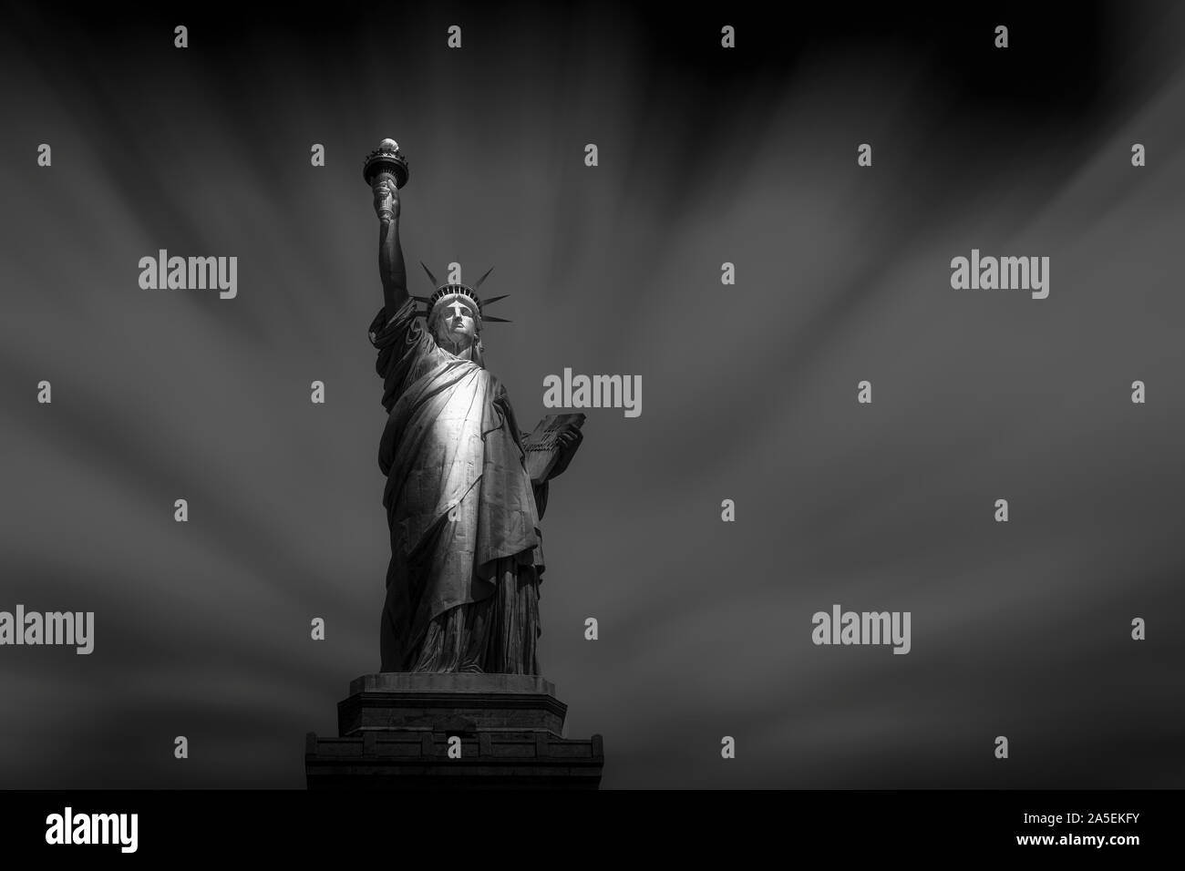 La Statua della Libertà sorge nelle nuvole di New York City, Stati Uniti d'America. Foto Stock