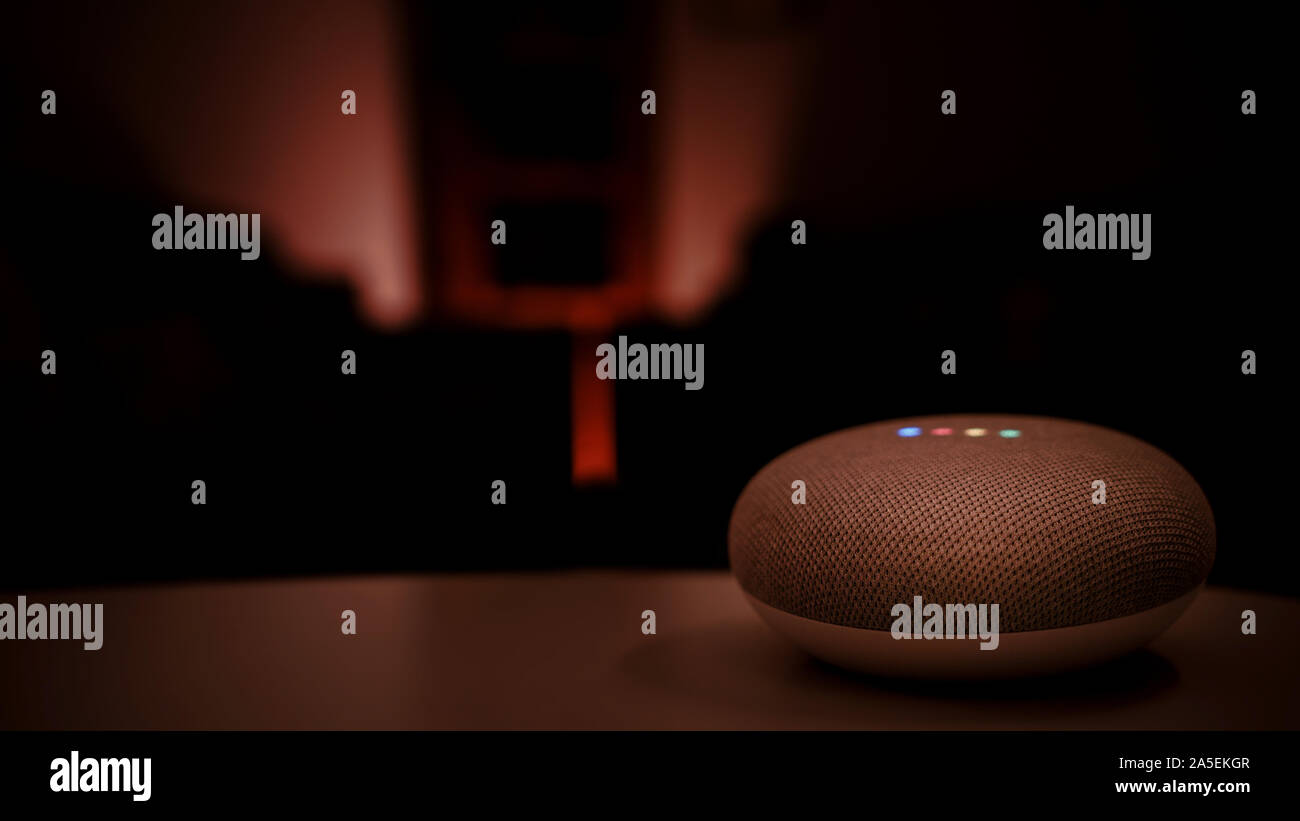Google Mini Home - Smart Speaker con luci accese Foto Stock
