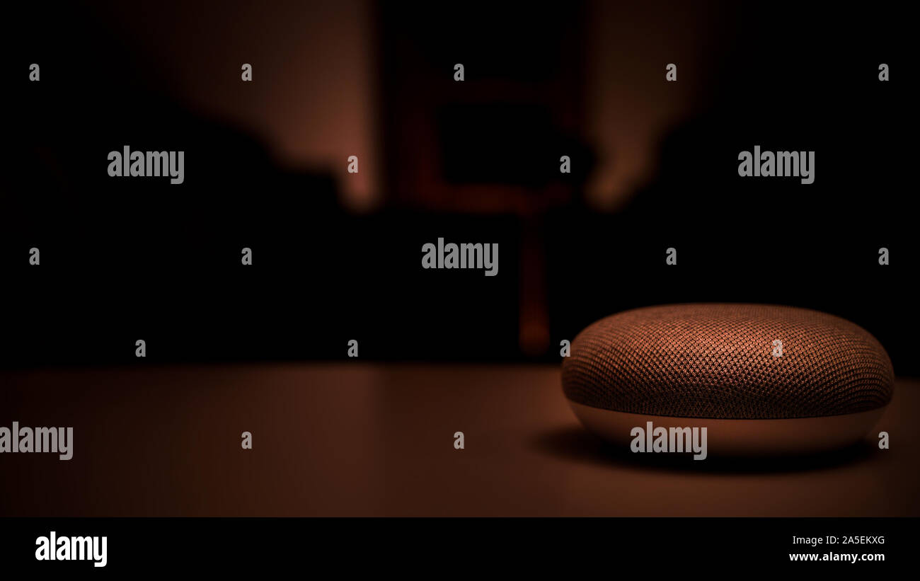 Google Mini Home - Smart Speaker in una stanza vivente Foto Stock