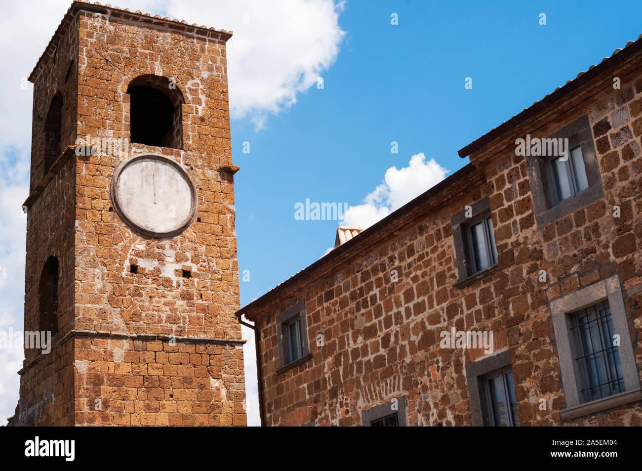 La torre del Comune di Celleno, vecchia città fantasma in Italia. Foto Stock