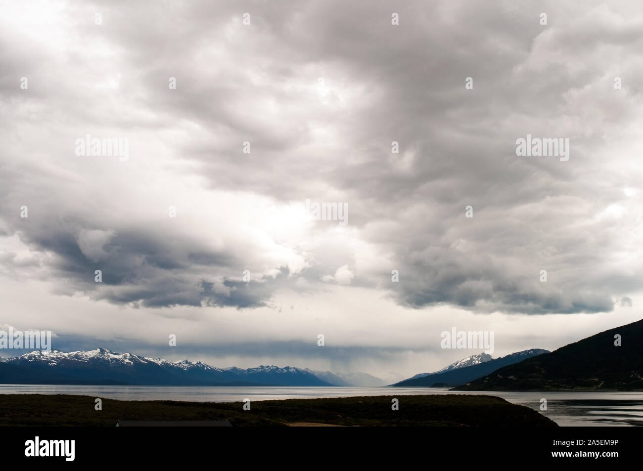 Paesaggio di montagna oltre il Canale di Beagle in Patagonia, Argentina. Montagna e nuvole Foto Stock