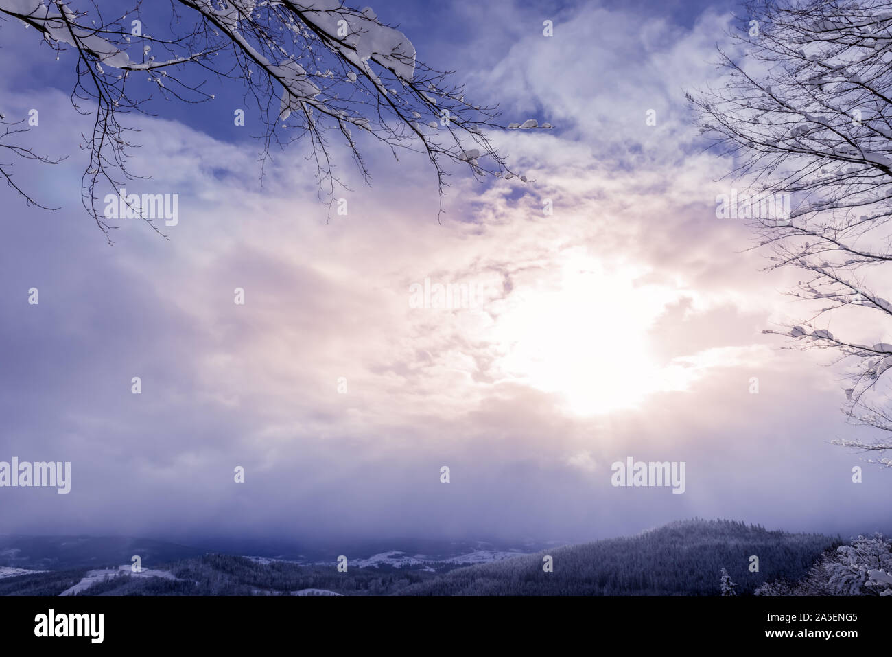 Fantastica vista dalla cima della montagna dei Carpazi vicino Burovel località turistica in Ucraina. Sole splende attraverso il gap in fitte nubi. Stagione invernale Foto Stock