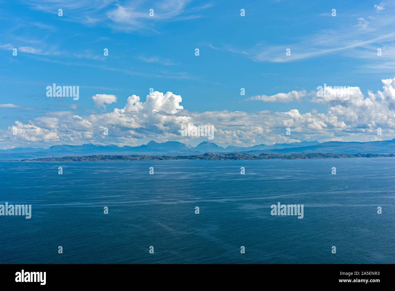 Isola di Rona dall'Isola di Skye - Vedute Foto Stock