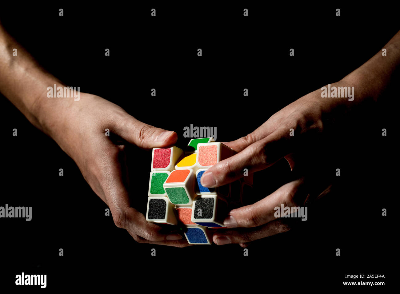 Singapore-05 Jul 2018: Closeup uomo con il cubo di Rubik, brain training Foto Stock