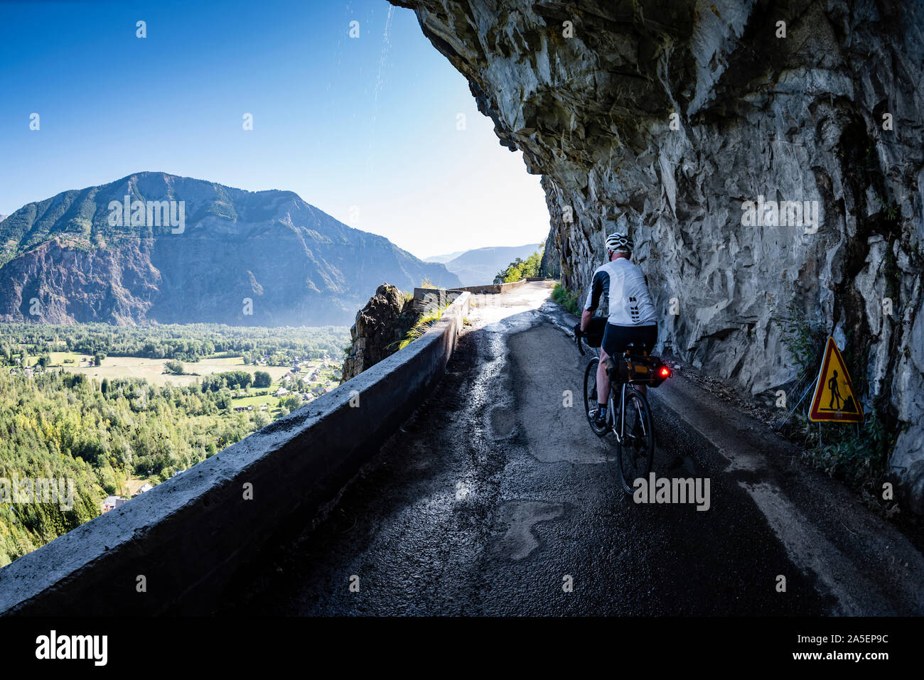Ciclista maschio equitazione il balcone road a Villard Notre Dame, Oisans, Francia. Foto Stock