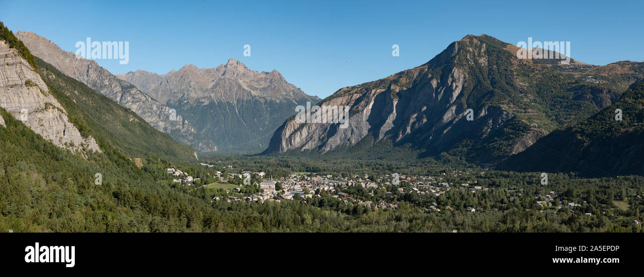 Le montagne del Parco Nazionale degli Ecrins sopra Bourg d'Oisans, Francia. Foto Stock