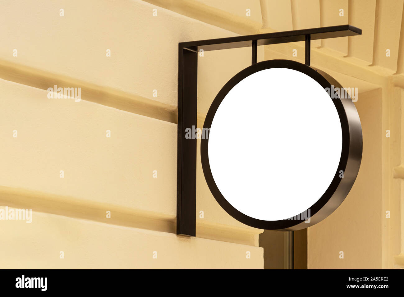 Mock up. Vuoto cartello tondo sulla classica architettura building. Foto Stock