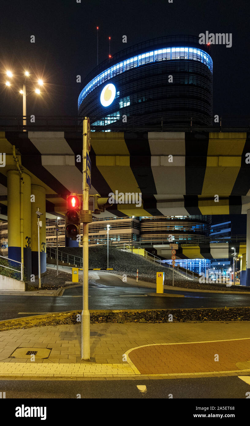 Sottopasso nella parte anteriore del quartier generale di Vodafone in serata a Dusseldorf NRW, Germania Foto Stock