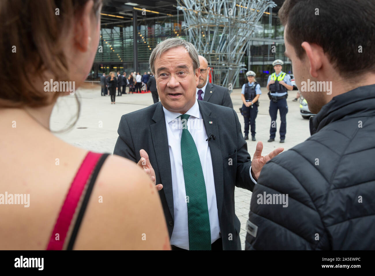 Armin Laschet membro Premier del Land Renania settentrionale-Vestfalia in conversazione con i giovani del movimento FridaysforFuture Foto Stock