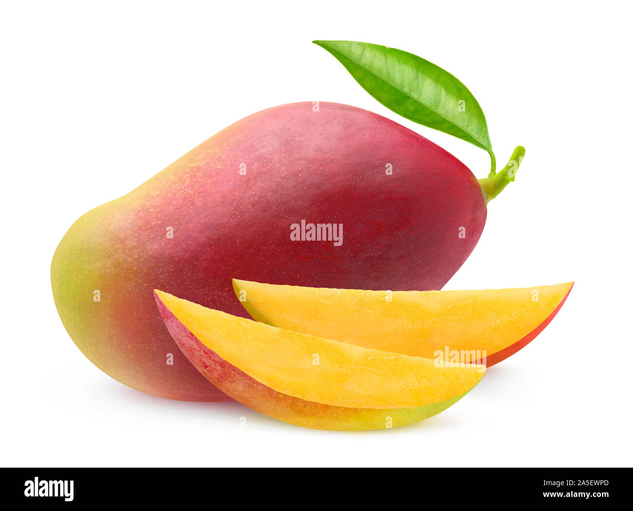 Isolato di mango rosso. Un intero red mango fruit e due pezzi di esclusione isolato su sfondo bianco con tracciato di ritaglio Foto Stock